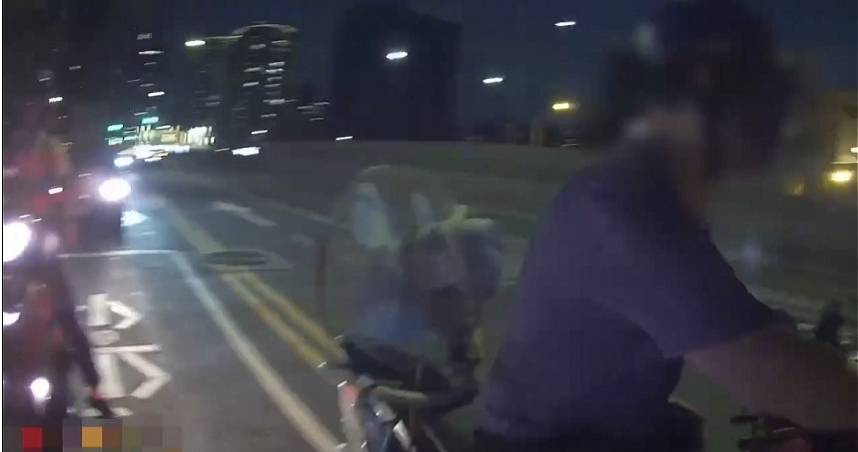 新北男停紅燈遇攔查竟「心虛逃跑」 警見狀急抓車尾慘遭甩飛