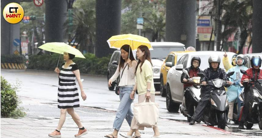 今明兩天水氣增 連假各地有雨