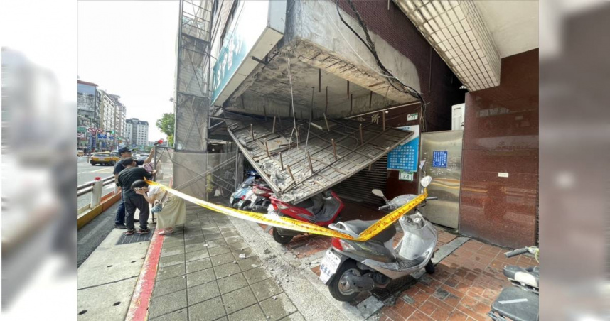 北市重慶北路天花板整片崩落 3機車慘被壓